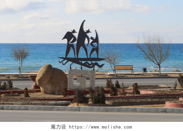 蓝色天空下的里海海岸边在海边雕塑.